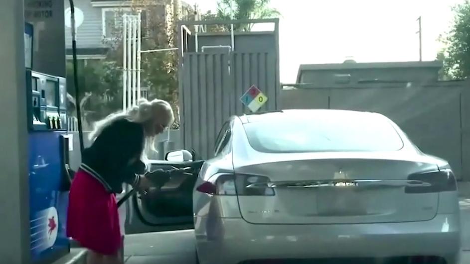 Жена упорно се обидува да му стави бензин на автомобилот Tesla (ВИДЕО)
