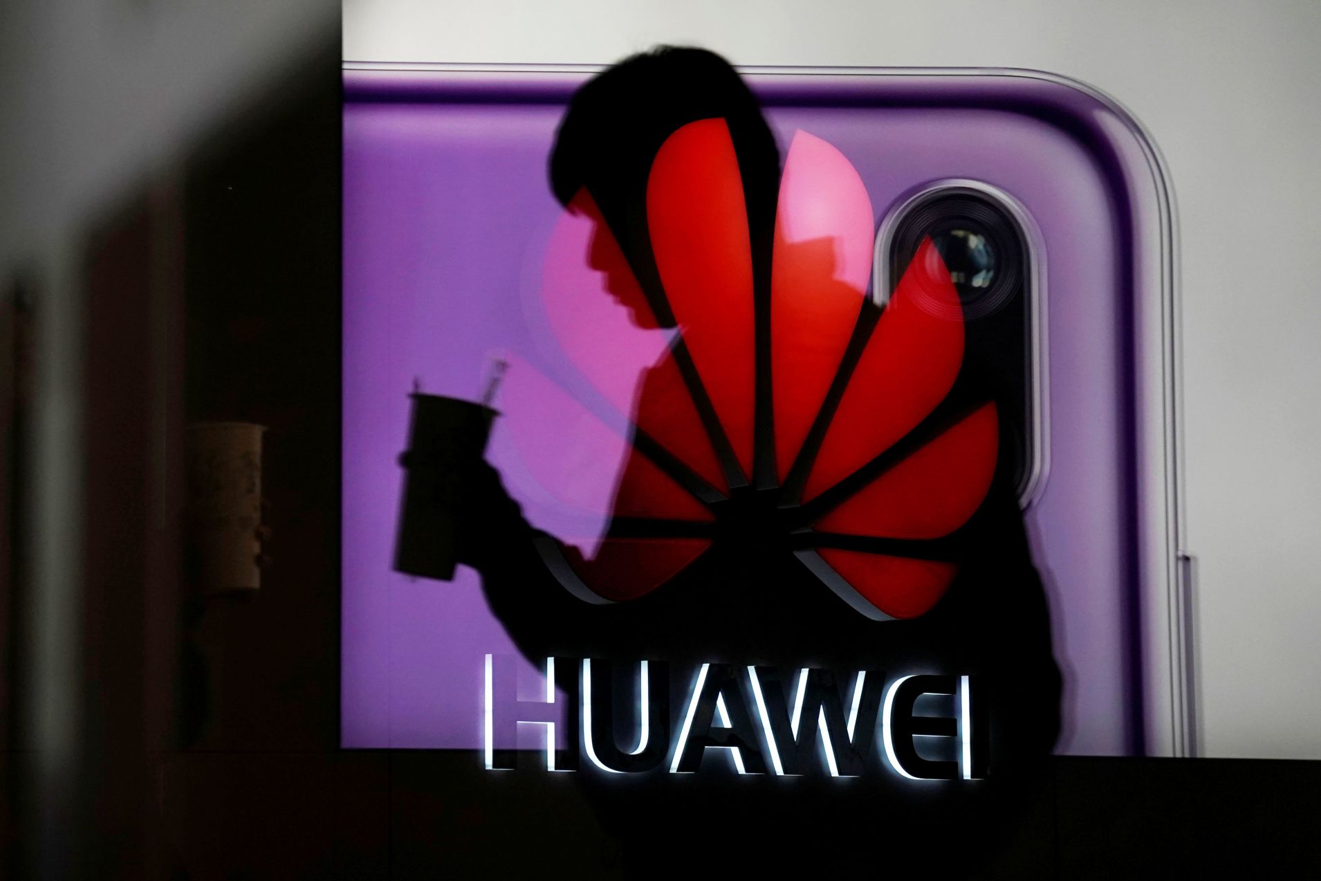 САД ќе ги редуцираат санкциите кон Huawei