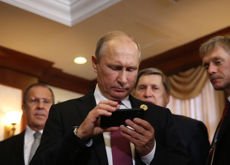Путин призна дека ретко користи паметни уреди и му дава предност на телефонот со затворена линија