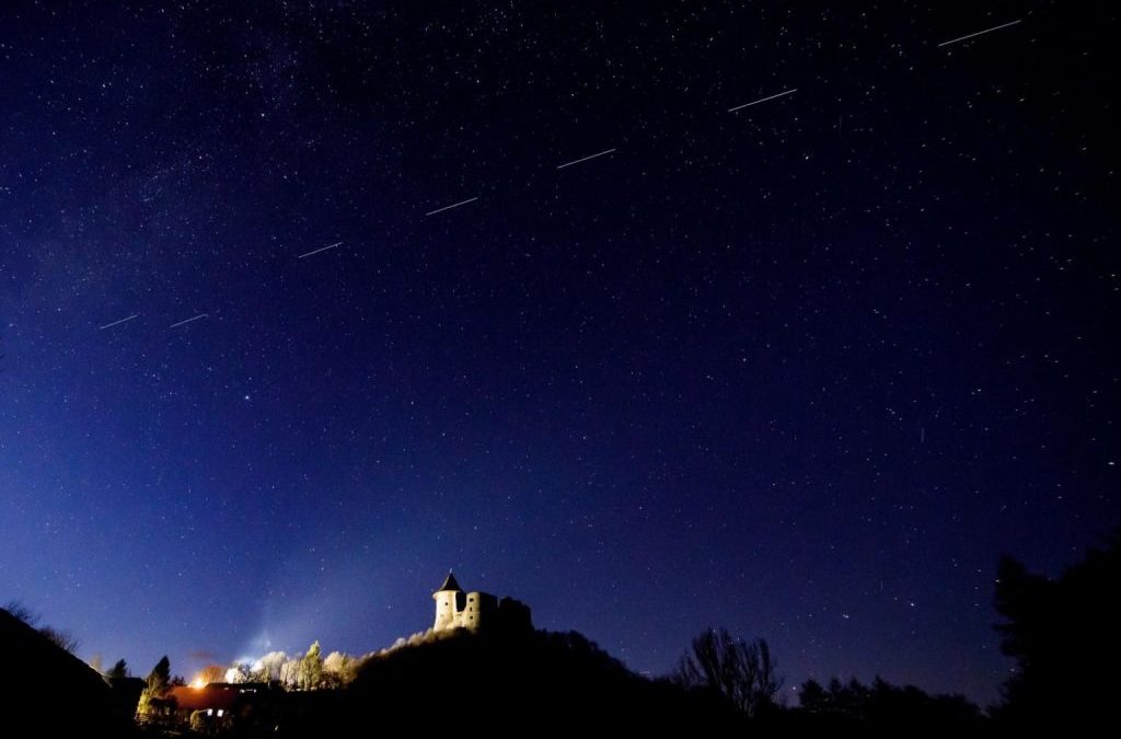 Спектакуларна глетка на небото, досега лансирани пет ракети со по 60 сателити (ВИДЕО)