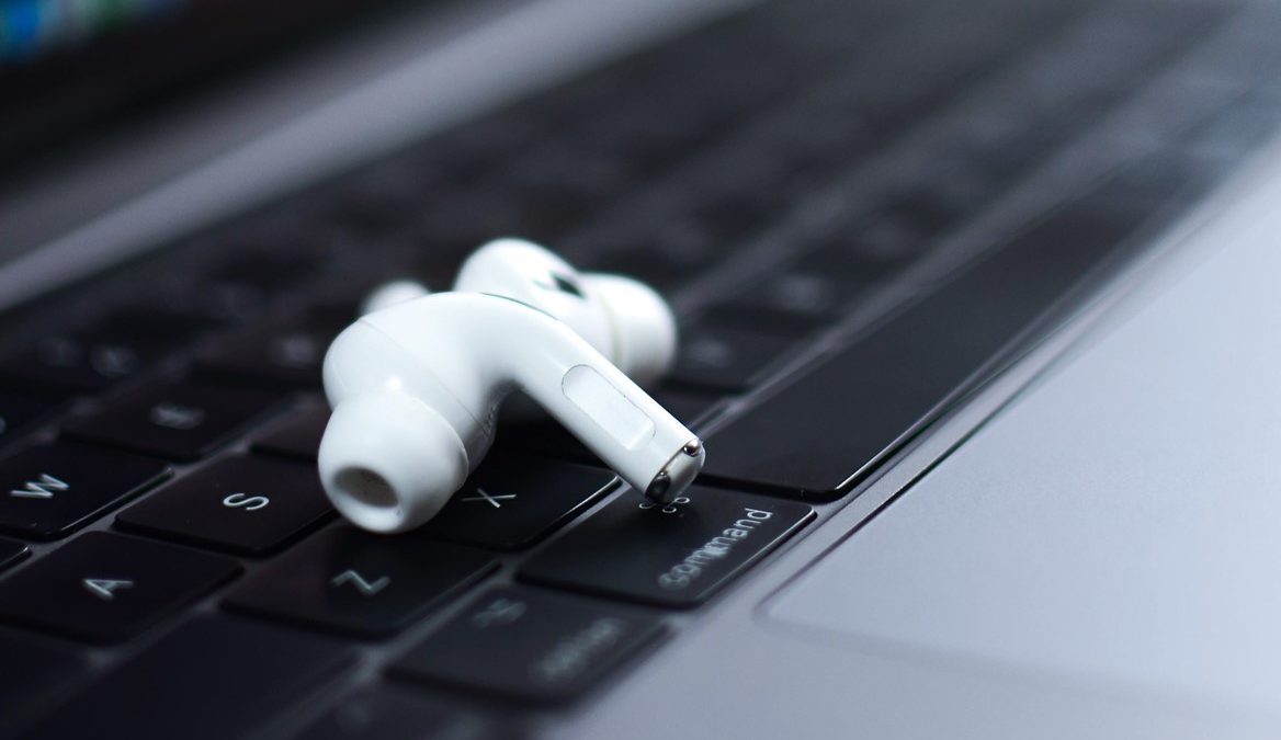 Apple планира да претстави поевтини Airpods Pro слушалки