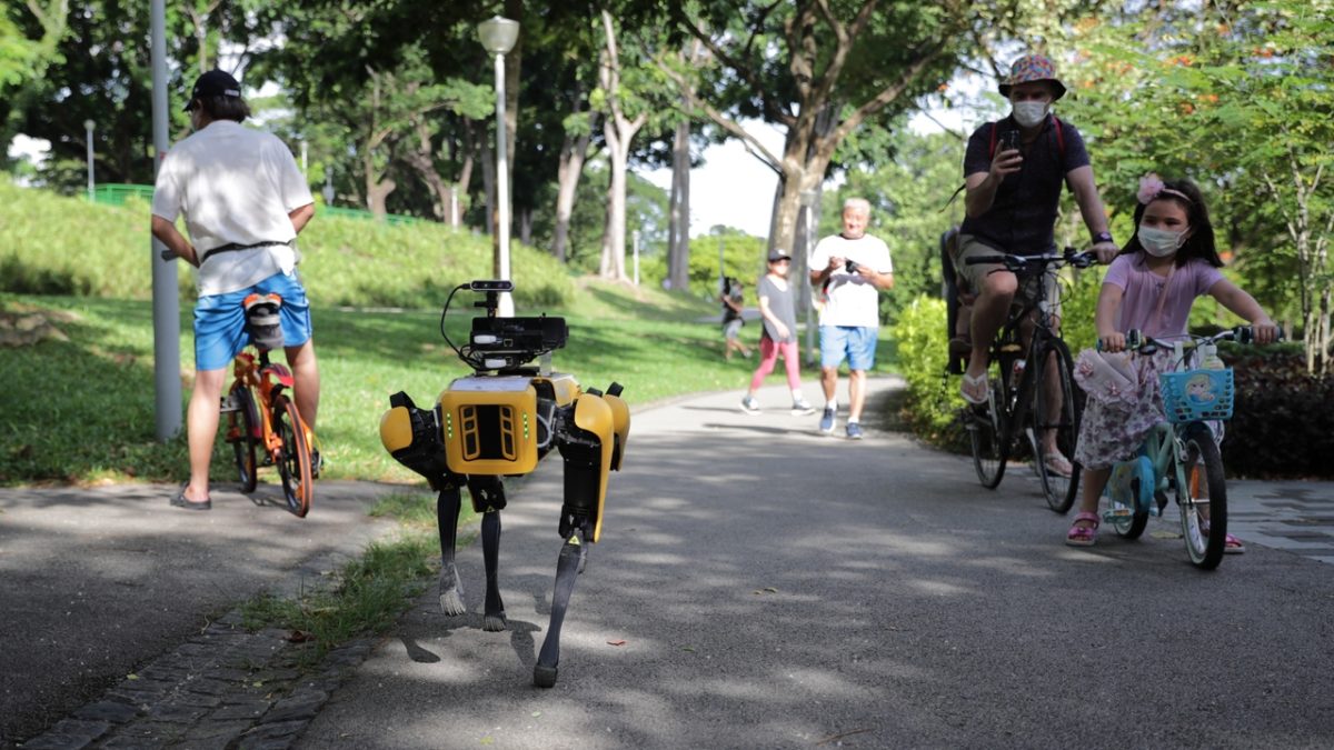 Куче-робот ги предупредува жителите на Сингапур на физичко растојание (ВИДЕО)