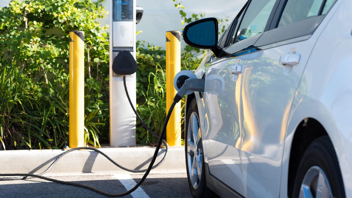 Секоја бензинска пумпа во Германија ќе мора да има и полнач за електрични возила