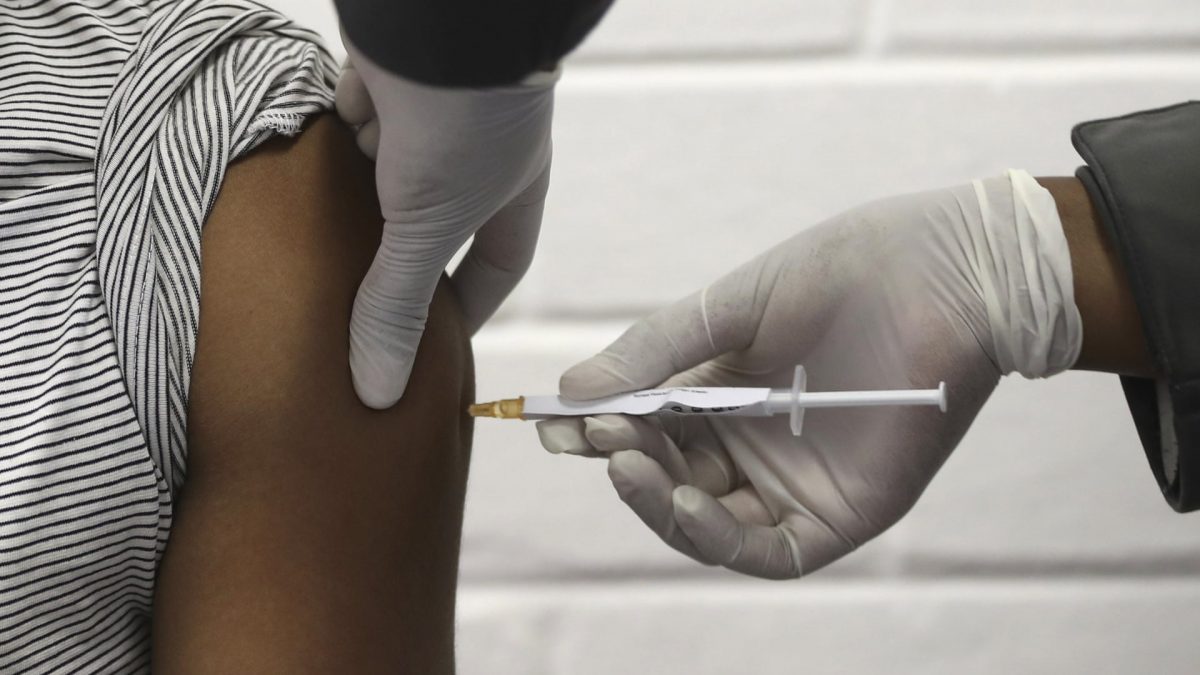 Вакцината на Оксфорд би можела да дава „двојна заштита“ од коронавирус