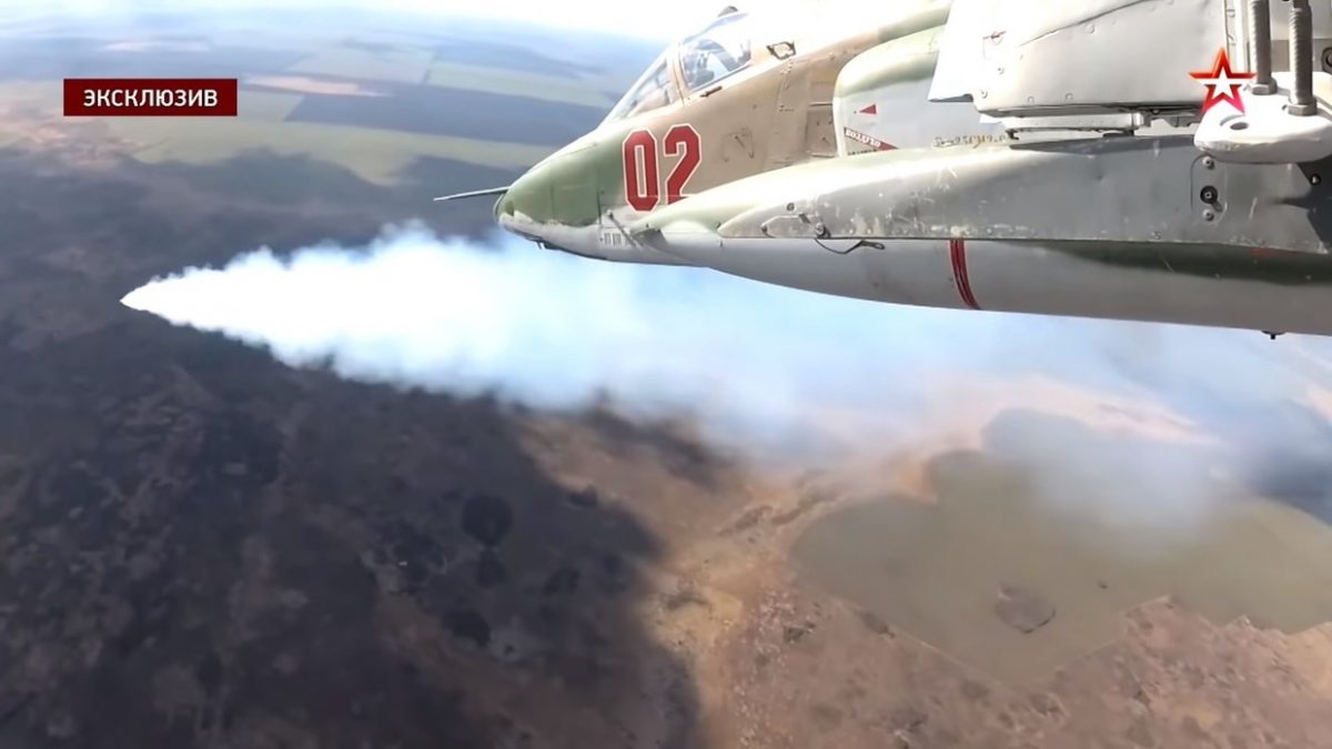 Рускиот Су-25СМ наречен „летечки тенк што блуе оган“ (ВИДЕО)