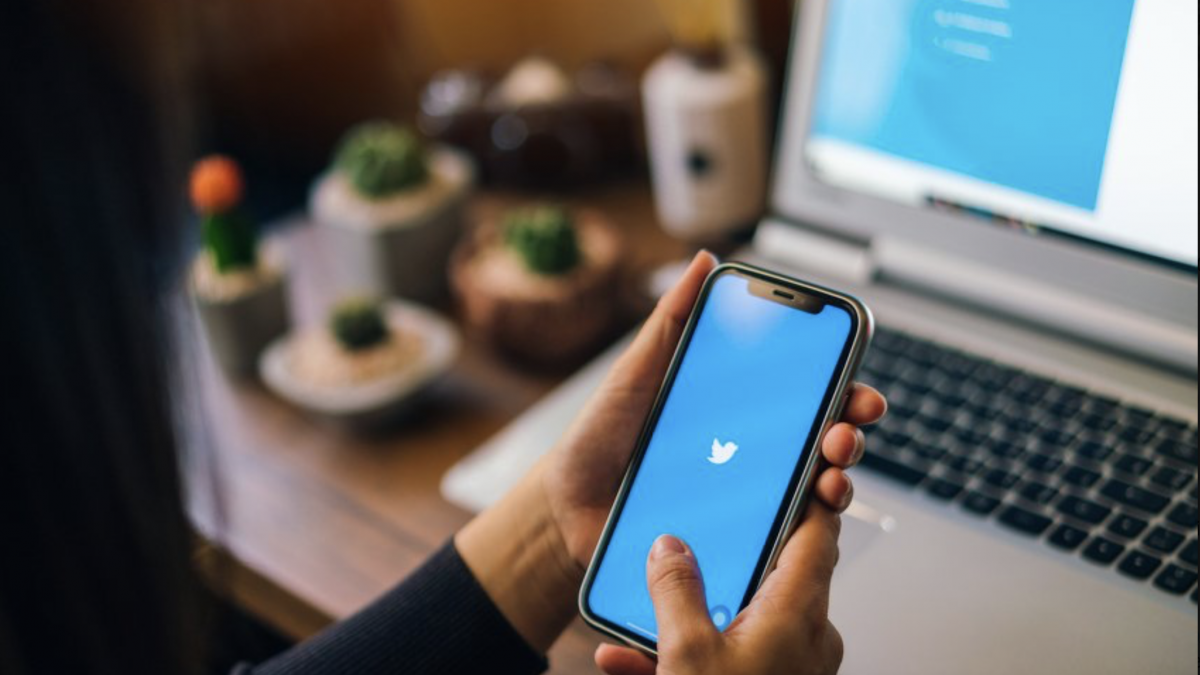 Twitter ќе ги брише корисничките профили кои шират теории на заговор