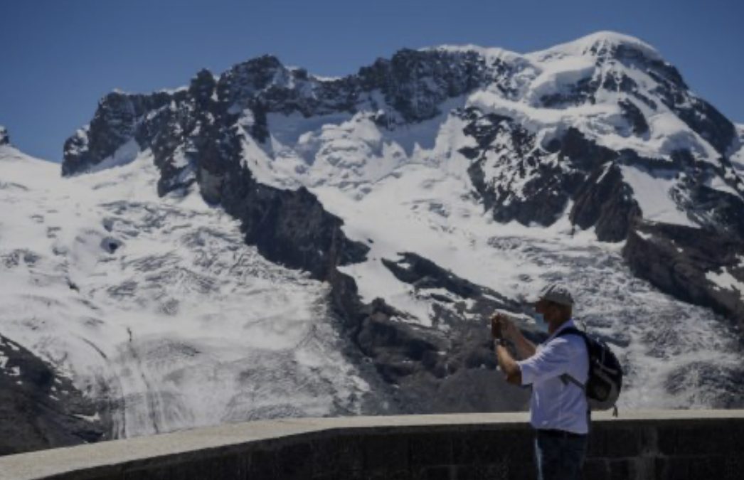 Глечер на Швајцарските Алпи потклекнува пред глобалното затоплување (ВИДЕО)