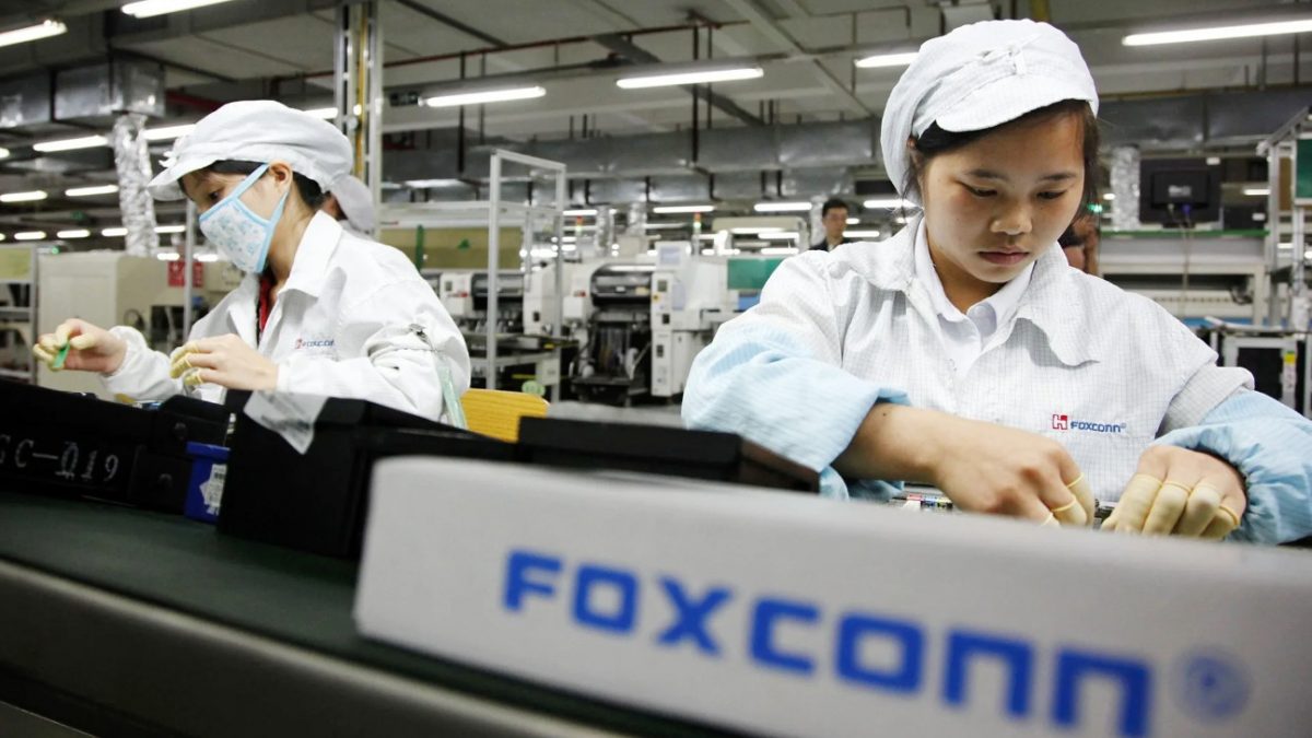 Foxconn регрутира работници за навреме да го произведе iPhone 12