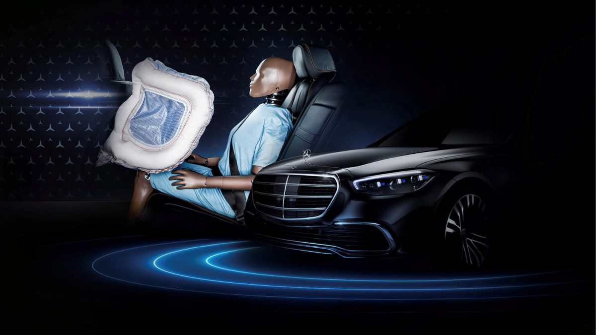 Mercedes го воведува првото воздушно перниче за патниците на задните седишта