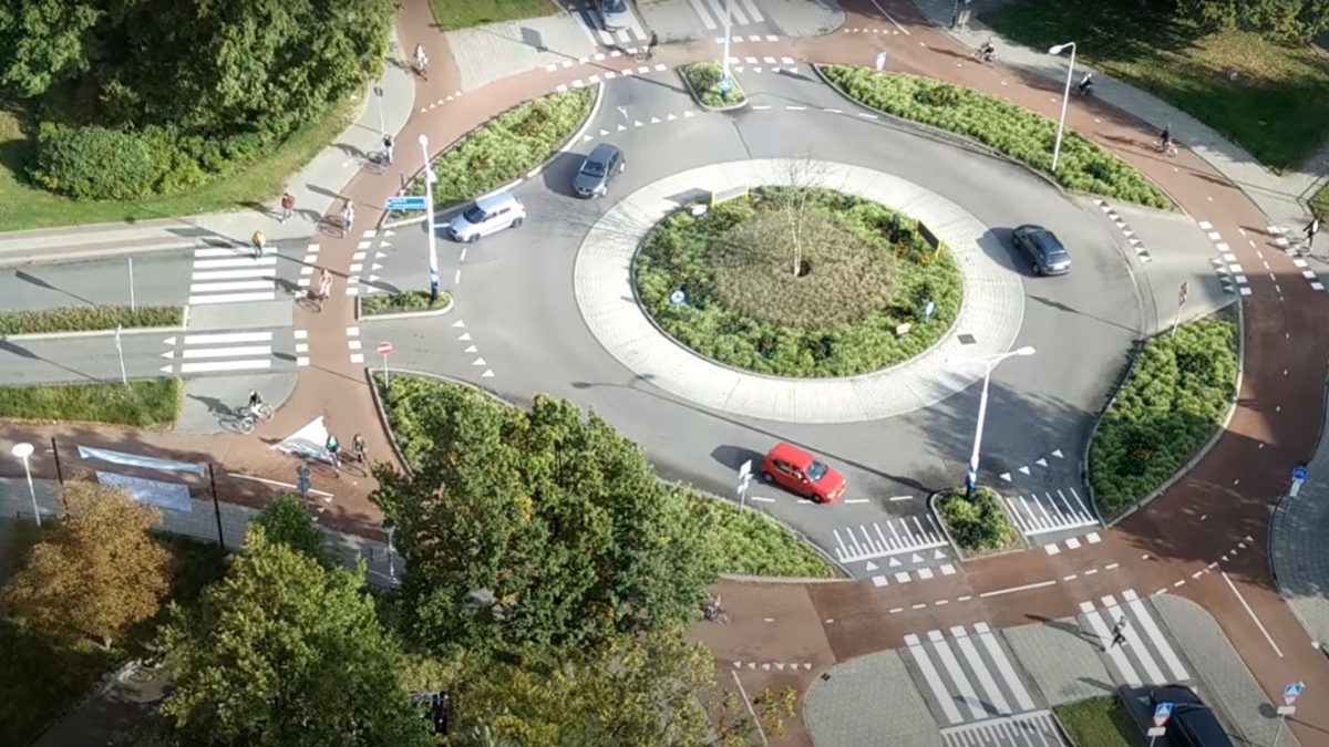 Интересно решение: Погледнете како работи холандски кружен тек! (ВИДЕО)