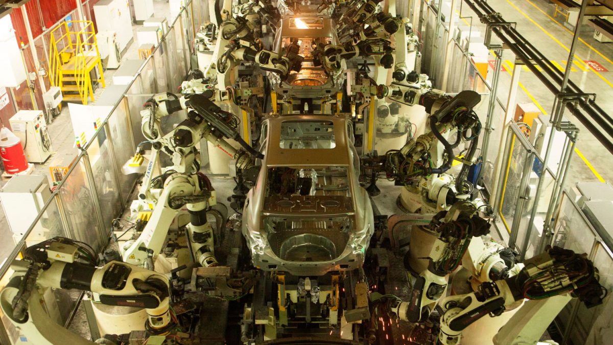 Роботите нема да ги заменат луѓето во автомобилската индустрија