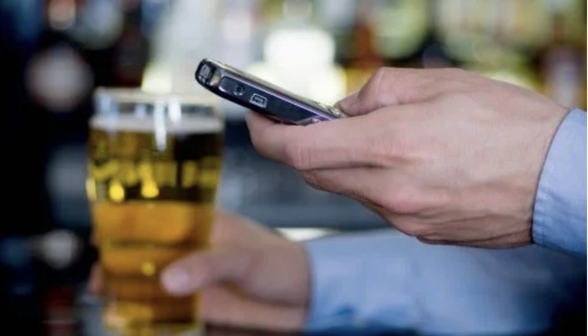 Смартфоните преку сензори ќе ни одредуваат колку можеме да пиеме