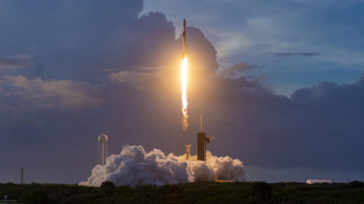SpaceX лансираше сателити за да овозможи интернет од вселената (ВИДЕО)
