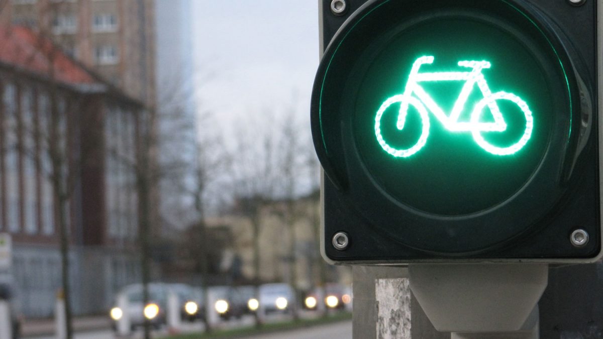Нови семафори во Британија: Кога ќе наидат велосипедисти, се гаси зеленото светло за автомобилите!