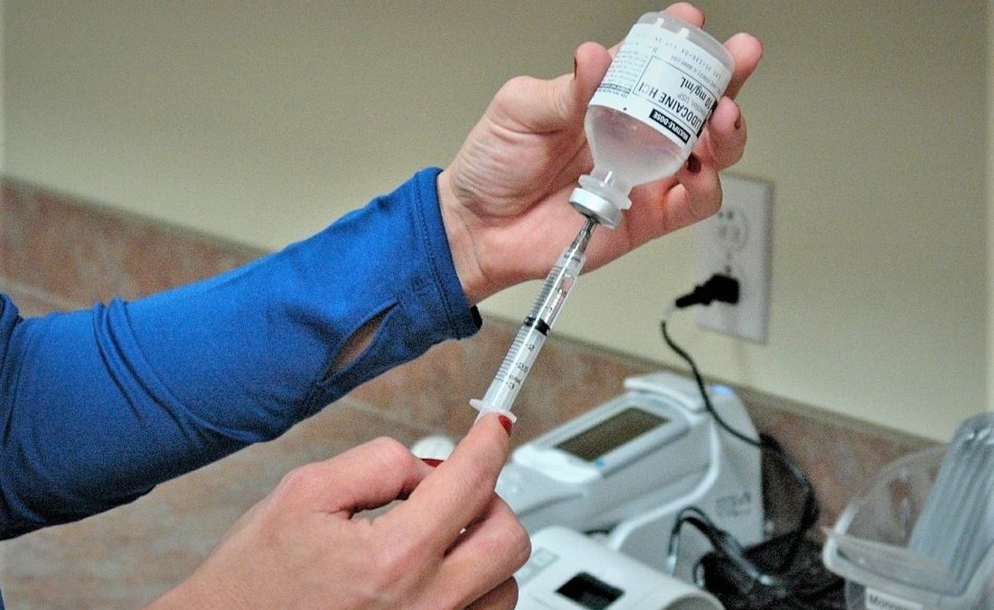 Британските научници ја тестираат вакцината за туберкулоза како заштита од коронавирус