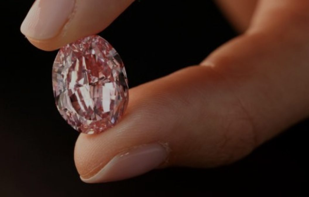 Редок розов дијамант продаден за над 22 милиони евра (ВИДЕО)
