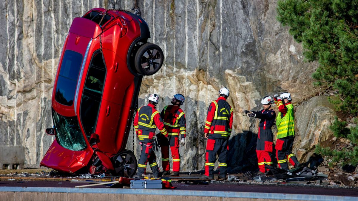 Volvo фрлил десет нови автомобили од висина од 30 метри, а еве и зошто (ВИДЕО)