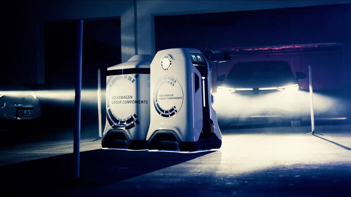 Volkswagen развива робот полнач за електричните автомобили (ВИДЕО)