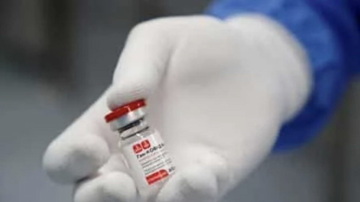 Рускиот научник предупредува: Ефикасноста на вакцината може да биде загрозена доколку вирусот мутира