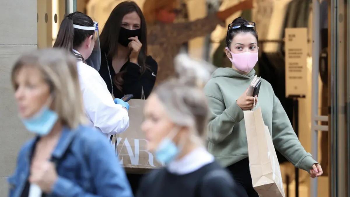 Британски научник: Луѓето ќе треба да носат маски уште една година