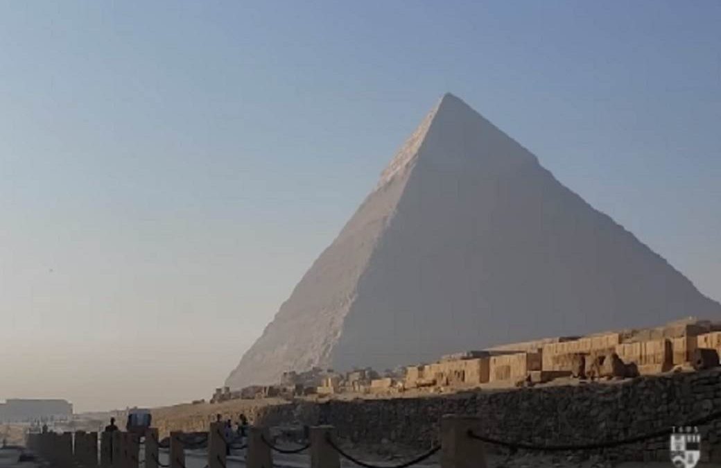Откриен предмет стар 5.000 години: Дел од Кеопсовата пирамида пронајден во кутија цигари (ВИДЕО)