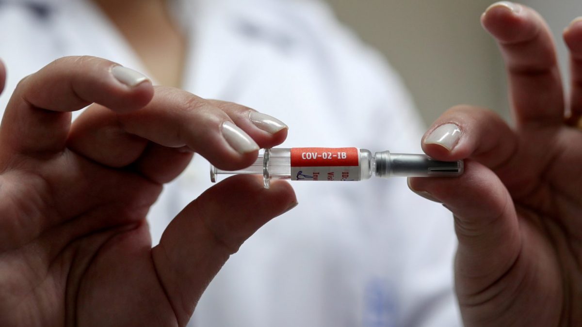 Кинеската вакцина CoronaVac е ефикасна само 50,38 проценти