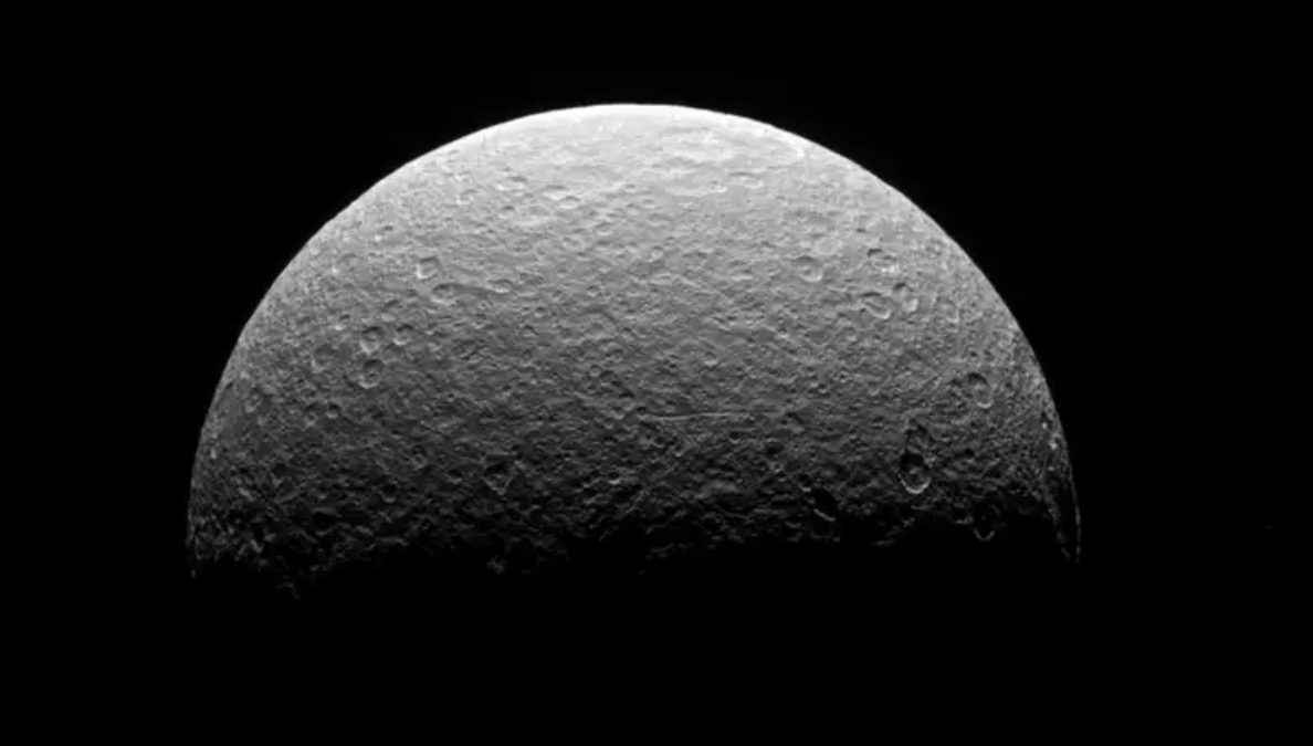 Астрономите ја решија мистеријата на Сатурновата месечина Реа