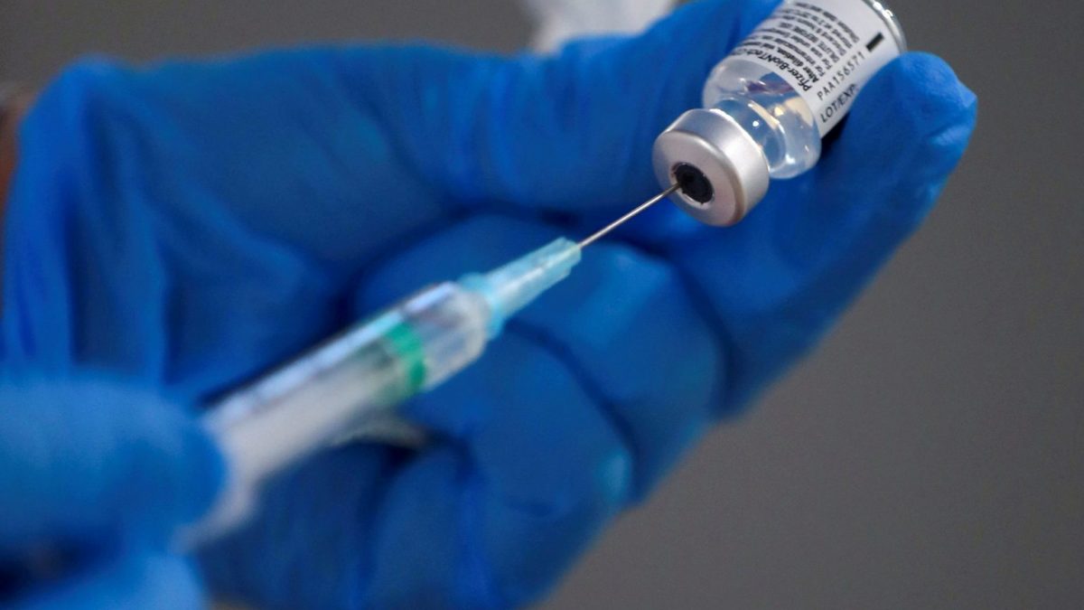 Само една доза од вакцината на „Фајзер“ го намалува бројот на асимптоматски случаи
