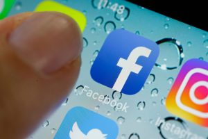 Можете да ги преземете сите ваши објави на Facebook, а потоа да ги избришете