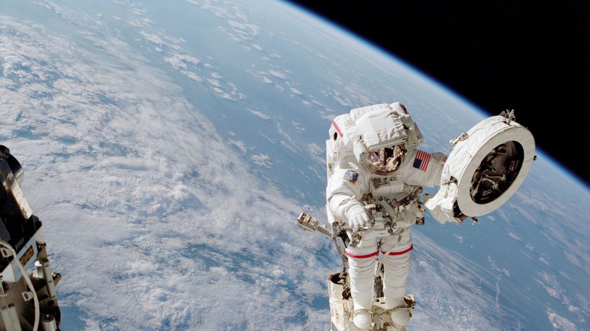 Како изгледа вселенската прошетка од перспектива на астронаут? (ВИДЕО)