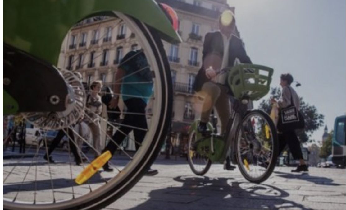 Франција нуди стимулации за замена на стари автомобили со електрични велосипеди