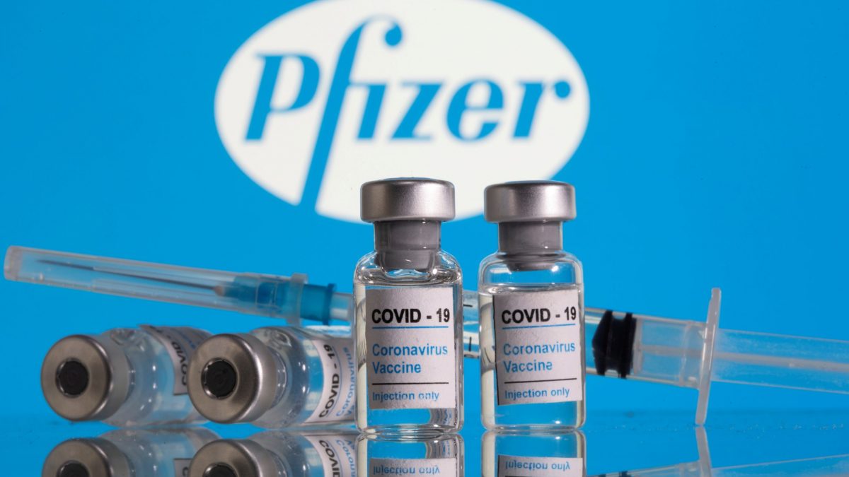 Научна студија: Луѓето вакцинирани со Фајзер може да се заразат со овој сој на коронавирусот