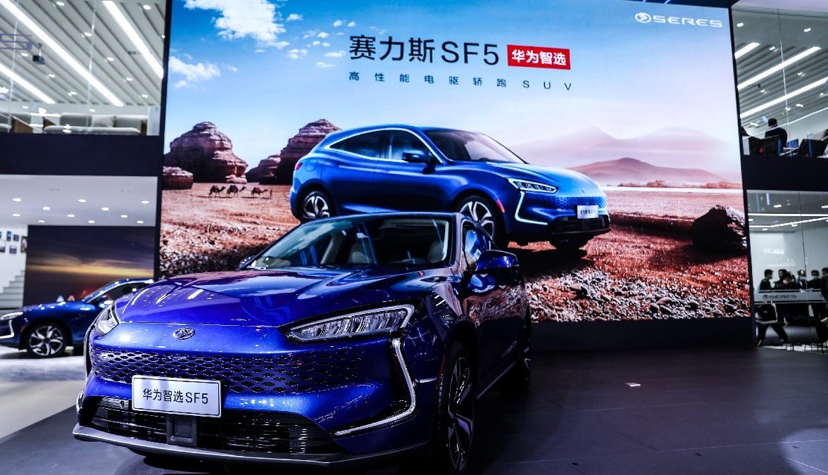 Huawei го претстави новиот електричен автомобил SERES SF5