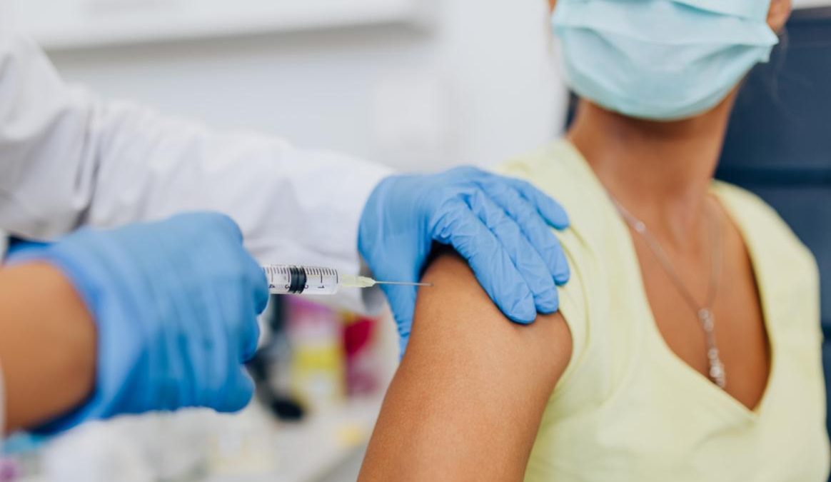 Што ќе се случи доколку примите две различни дози од вакцината против коронавирусот?