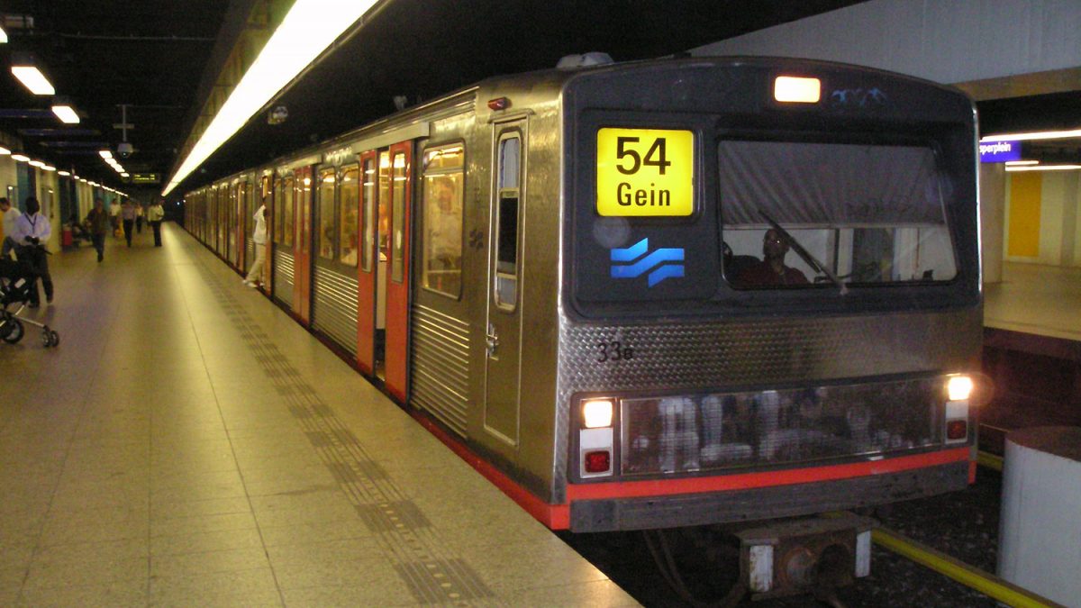 Амстердам го забранува рекламирањето на автомобилите на метро станиците!