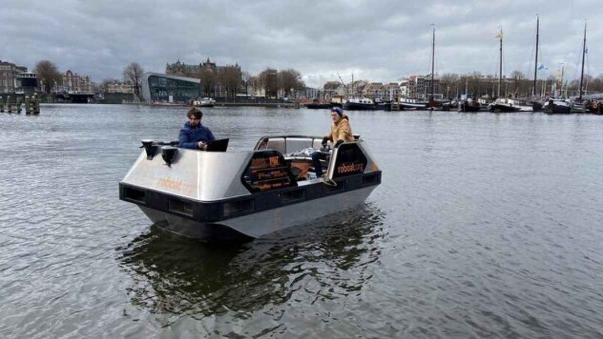 Амстердам ќе тестира самопловечки електрични чамци (ВИДЕО)