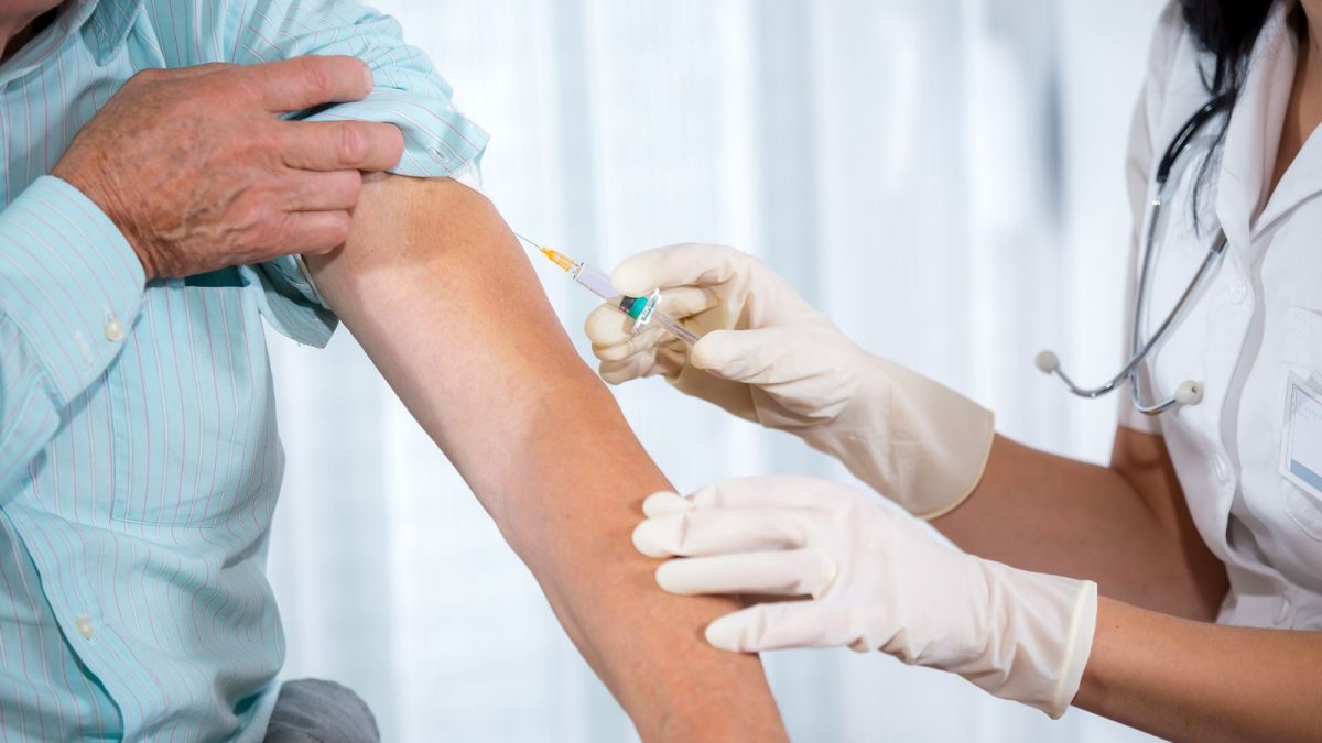 САД: Граѓаните кои се целосно вакцинирани не мора да примаaт трета доза