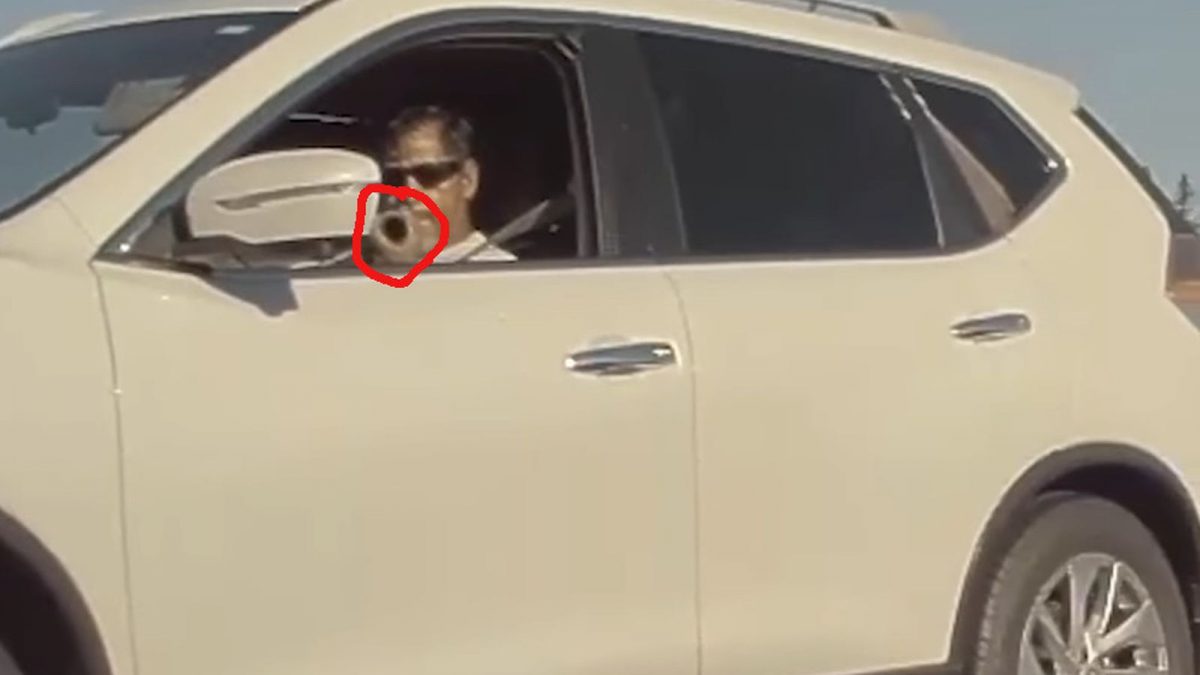Камерата од возилото сними сè: Погледнете го лудиот напад врз Tesla (ВИДЕО)
