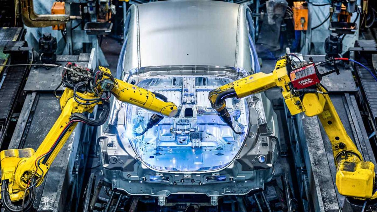 Nissan вложува над милијарда евра во фабрика за електрични возила во Англија
