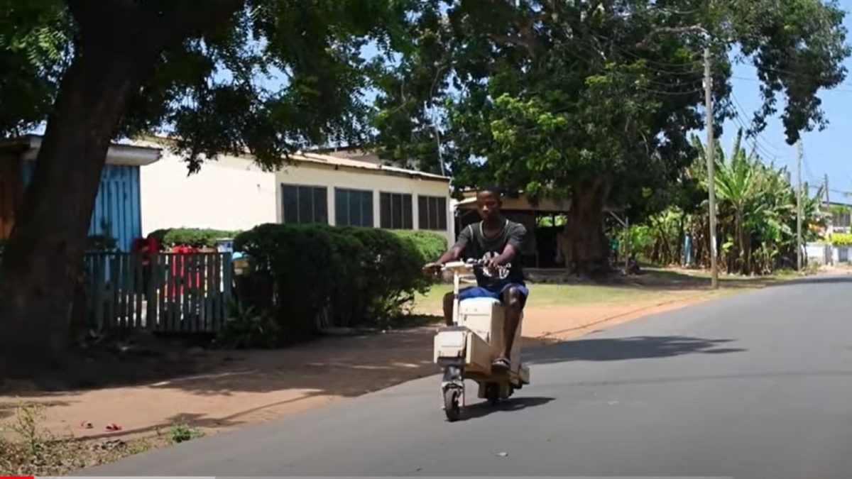 Тинејџер од Гана направил соларен мотоцикл од дрво (ВИДЕО)