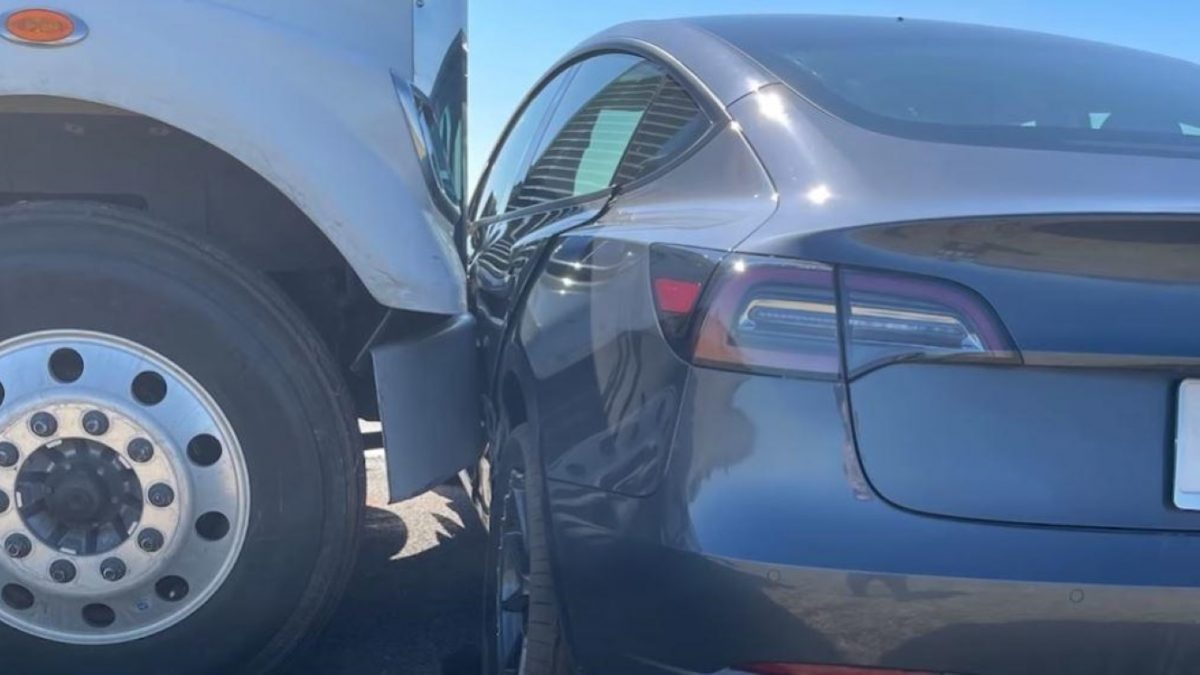 Камион удрил во Tesla на автопилот и ја туркал еден километар пред да забележи (ВИДЕО)