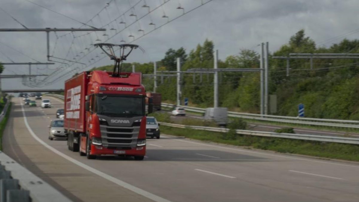 Германија почна со тестирање на надземни кабли за полнење на електрични камиони на автопат (ВИДЕО)