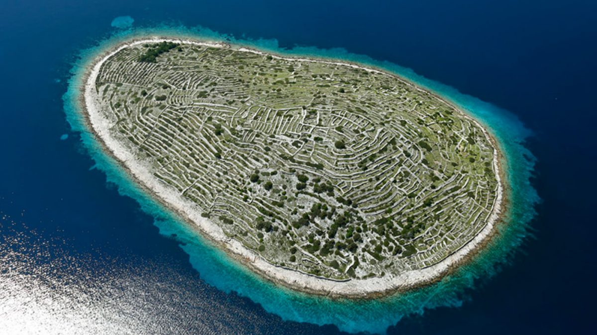 Хрватскиот остров што личи на џиновски отпечаток од прст (ВИДЕО)