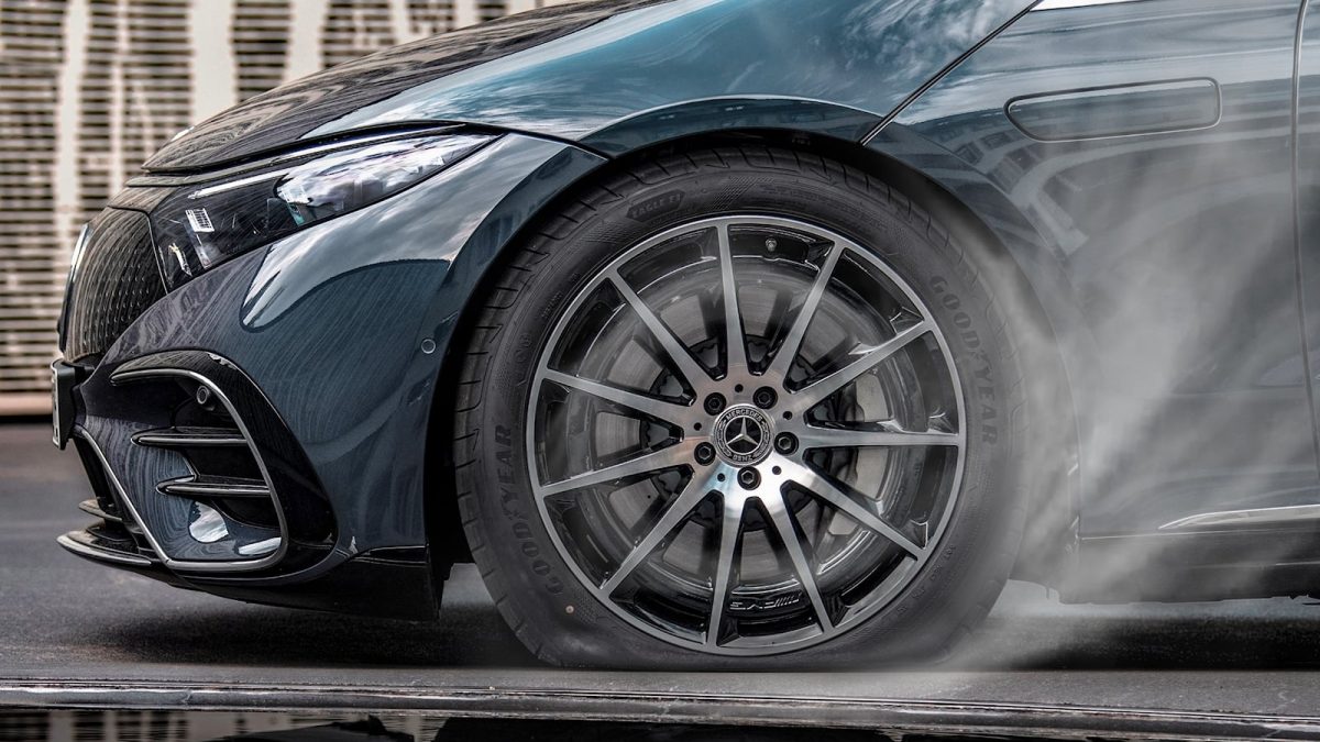 Дали Mercedes-Benz наскоро ќе ги издишува гумите при итно сопирање?