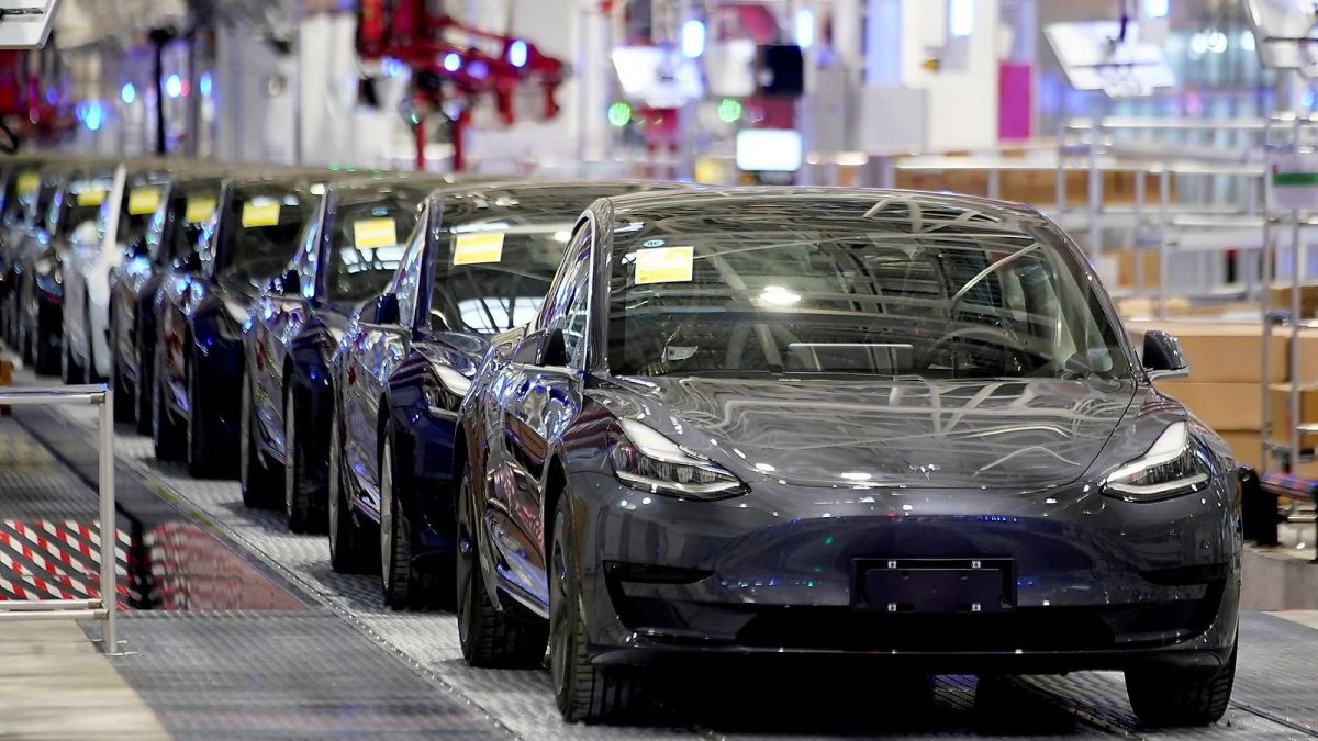 Компанијата Tesla повлекува речиси 12.000 возила