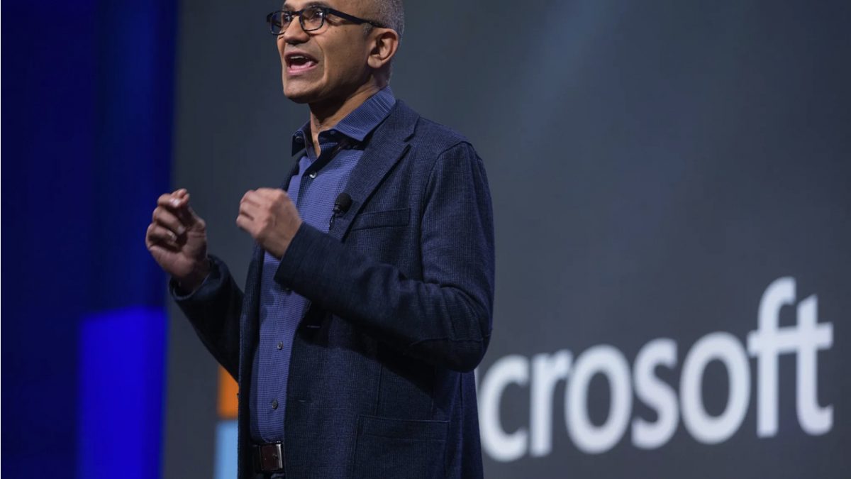 Извршниот директор на Microsoft продаде половина од своите акции во компанијата
