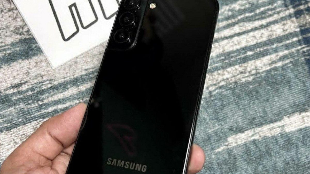Samsung Galaxy S22 се појави на фотографија, S22 Ultra добива FCC сертификат