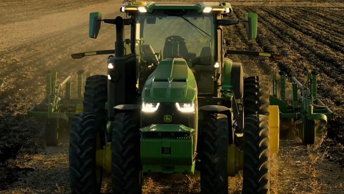 Трактор робот без возач обработува нива и сади семе (ВИДЕО)
