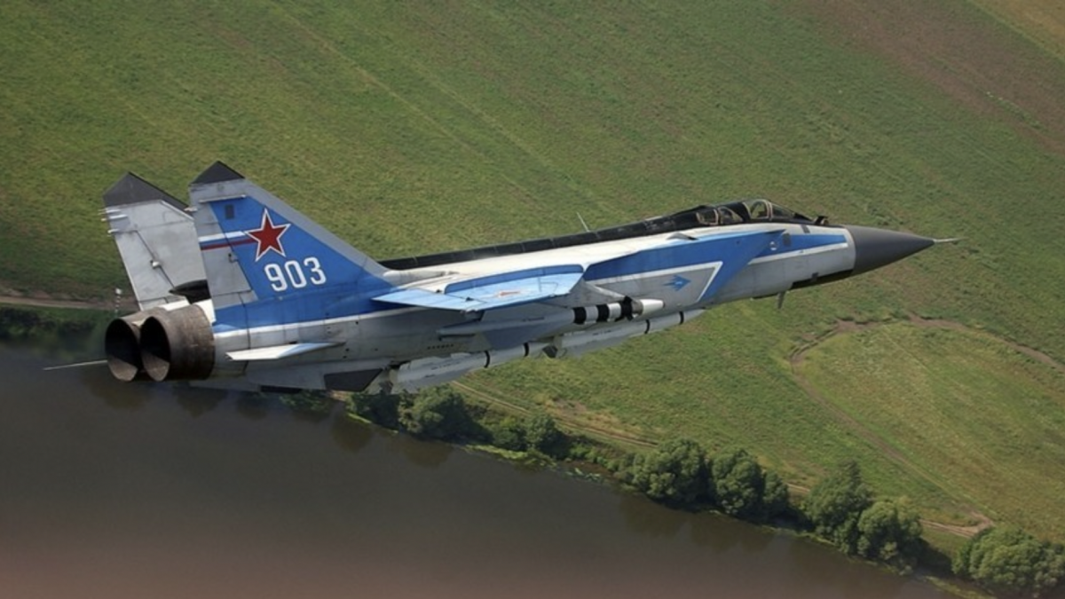 МиГ-31 без едно тркало слетува на писта (ВИДЕО)