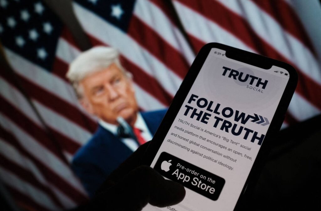Голем неуспех на Truth Social на Трамп: Речиси милион и пол корисници воопшто не можат да влезат во апликацијата